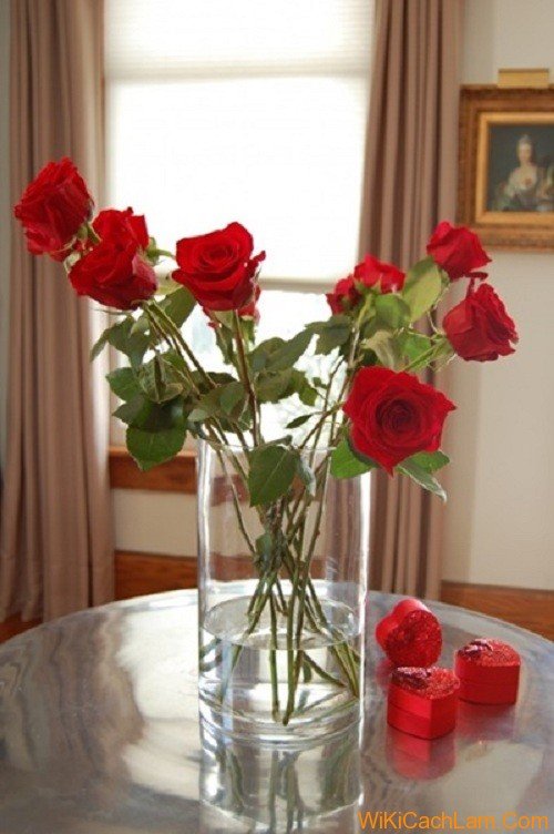 Cách cắm hoa hồng để bàn ngày Tết thêm sắc màu-7
