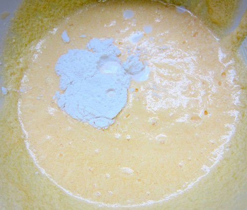 Cách làm bánh bông lan tam giác thơm mềm-3