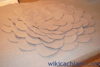 Cách trang trí gối tựa lưng sô pha bằng hoa vải-4
