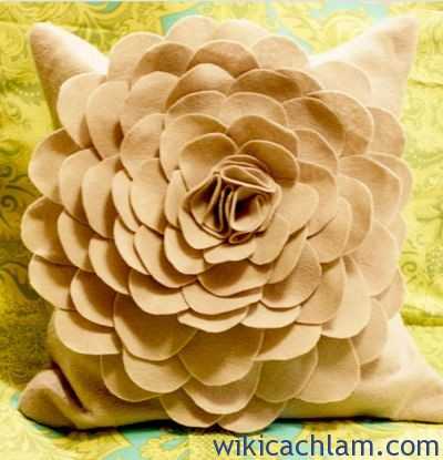 Cách trang trí gối tựa lưng sô pha bằng hoa vải-8
