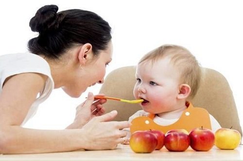 Trẻ 4 tháng tuổi ăn được hoa quả gì? Hoa quả nào tốt?
